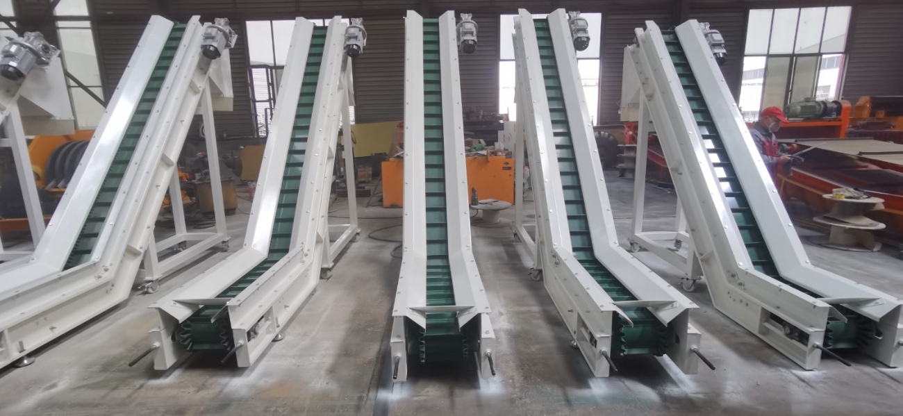 大傾角輸送機(jī)——濰坊華躍磁電使用現(xiàn)場